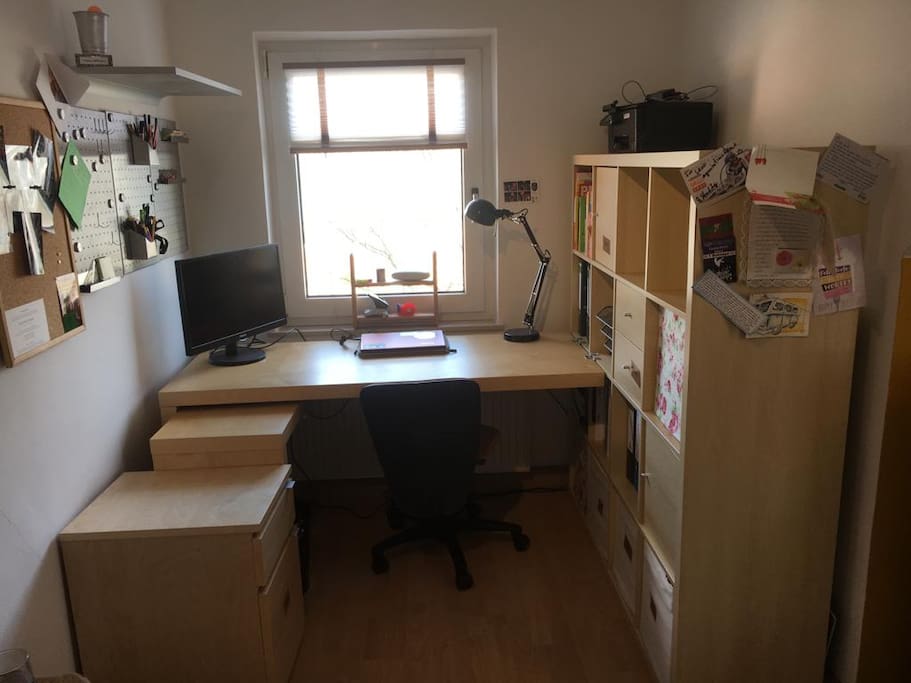 Zimmer mit Schrebtisch