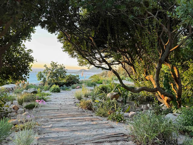 Romantic little hideway with stunning views gallery image 3