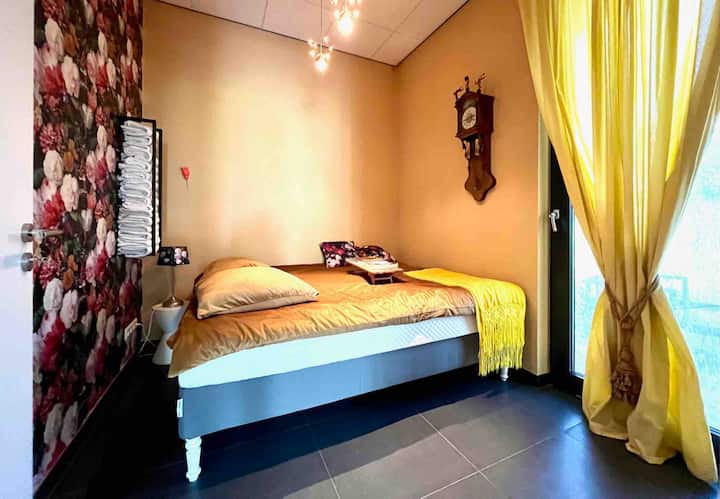 This waterfront room (Jan Davidszoon de Heem room) is inspired by the artist himself. With floor heating, floor cooling and an electric sunshade. Views over the water, and a lovely box spring. 