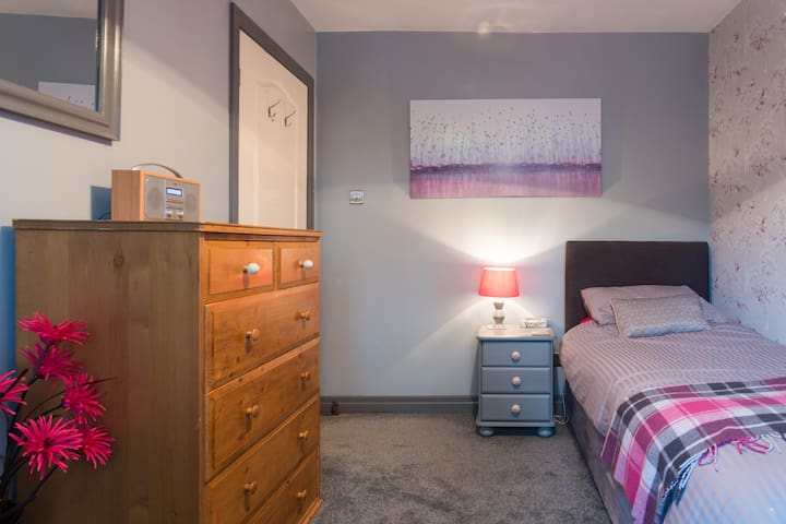 Lovely single room in Idle