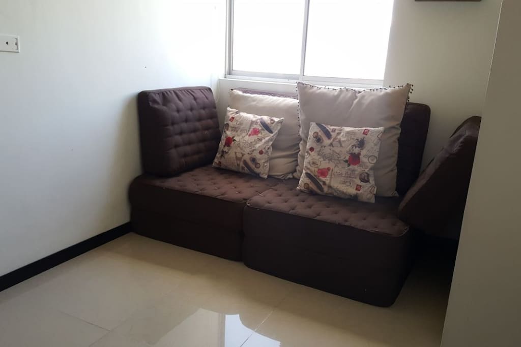 TV room with sofabed, Sala de TV con sofacama