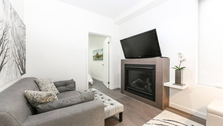 Brand new 2 bedroom – private deck and backyard. gallery image 4