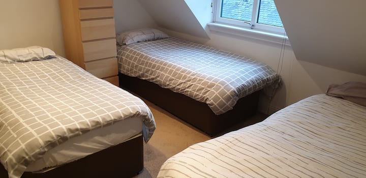 Soveværelse 2 med 3 komfortable enkeltsenge og skuffer