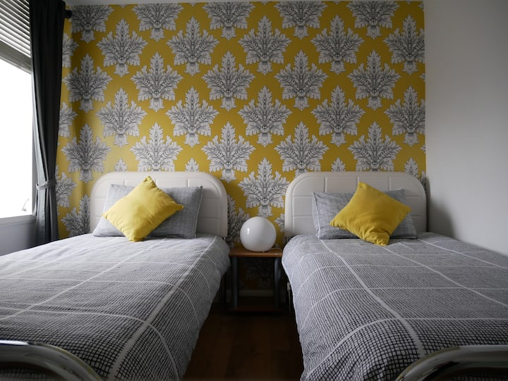 2. Schlafzimmer mit zwei Einzelbetten und Kommode. 