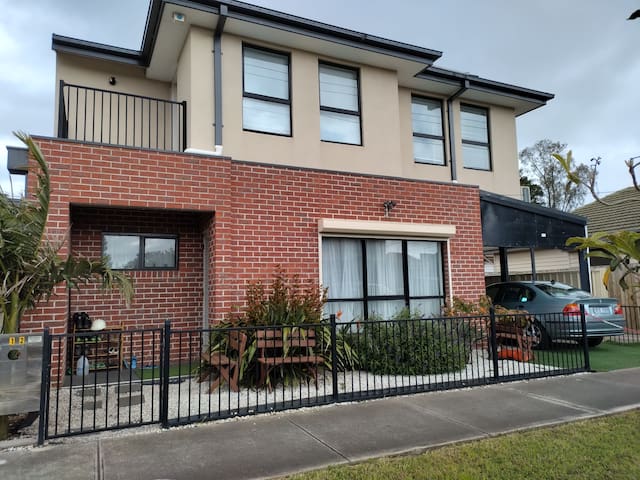 U4 Modern double story townhouse piano sleep 8