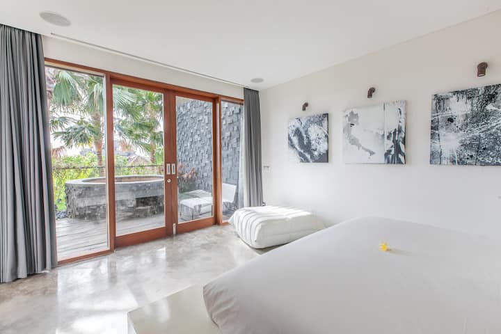 נוף מחדר השינה לג'קוזי החיצוני ולאזור הישיבה