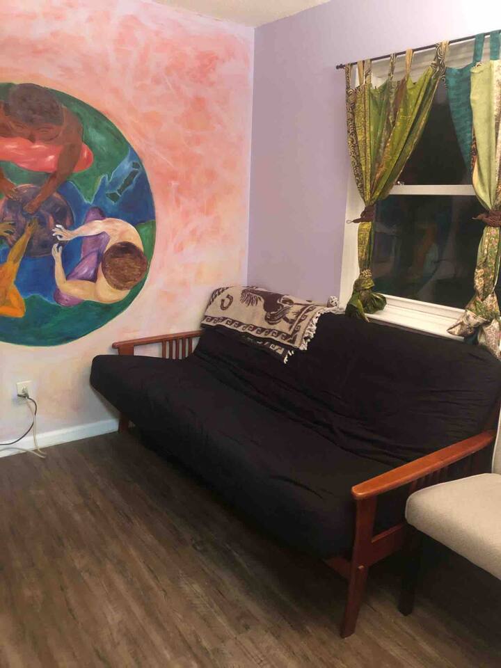 Chumba cha pili cha kulala au ofisi ya nyumbani kina kochi linalotolewa ambalo linageuka kuwa kitanda chenye starehe.