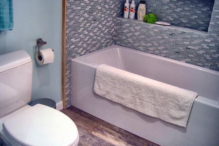 Cozy Private Apartment by the Park-Hawthorne Area