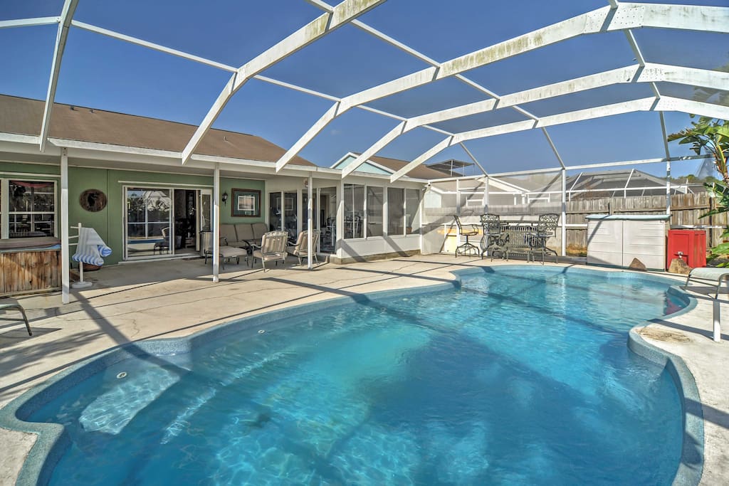 The fun never ends at this superb vacation rental unit. Enjoy using the screened-in swimming area, complete with a pool and jacuzzi.