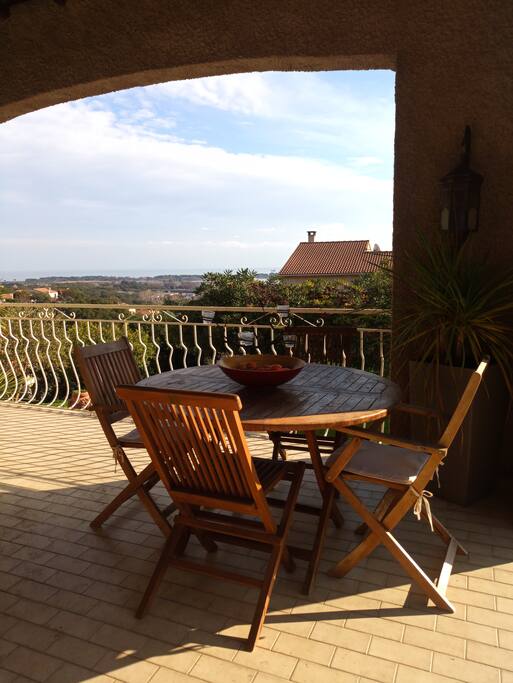 Terrasse haute couverte vue sur la Tyrrhénienne et l'Etang de Biguglia