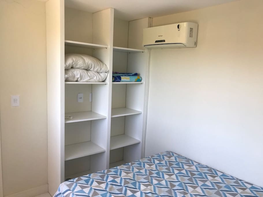 Suíte 1 - Cama casal, armário e ar condicionado