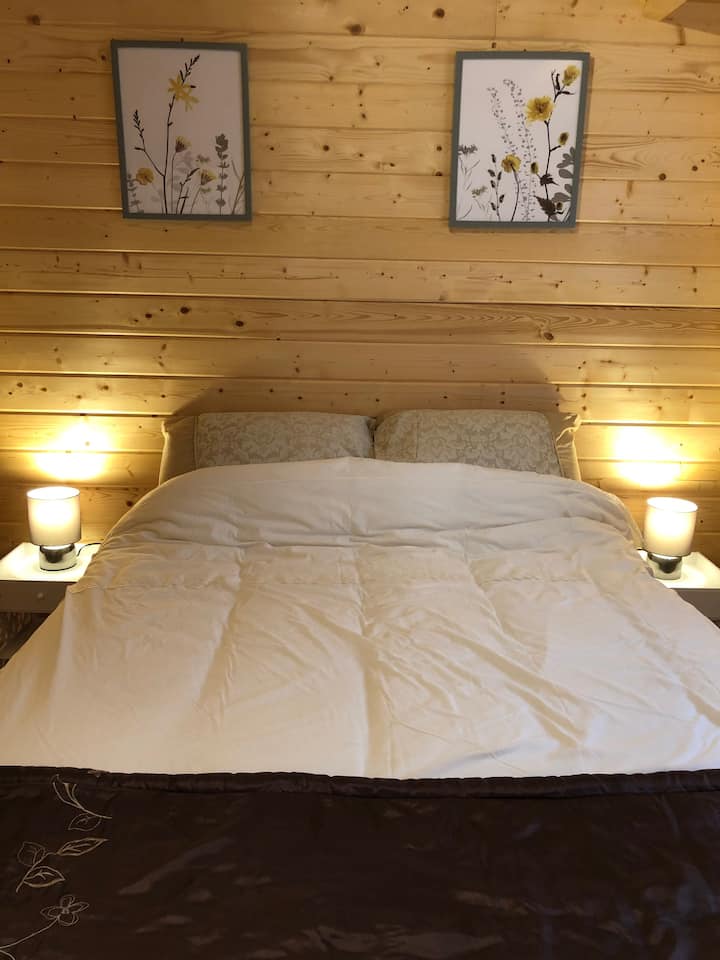 غرفة نوم بسرير كبير