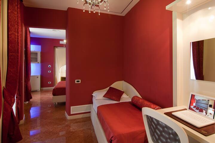 HOTEL FELLINI – JUNIOR SUITE per 4 persone gallery image 4