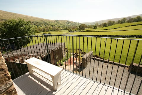 Russell Cottage - private parking, balcony views.