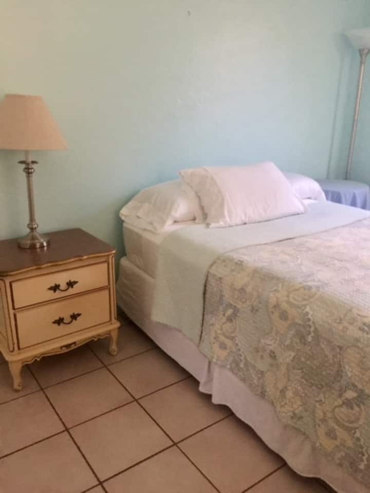 设有双人床的卧室