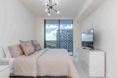 Grand 2 Bed/2 Bath Apartment! Beach club access!