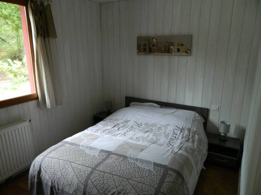 Chambre confortable, chaleureuse. Literie neuve.
