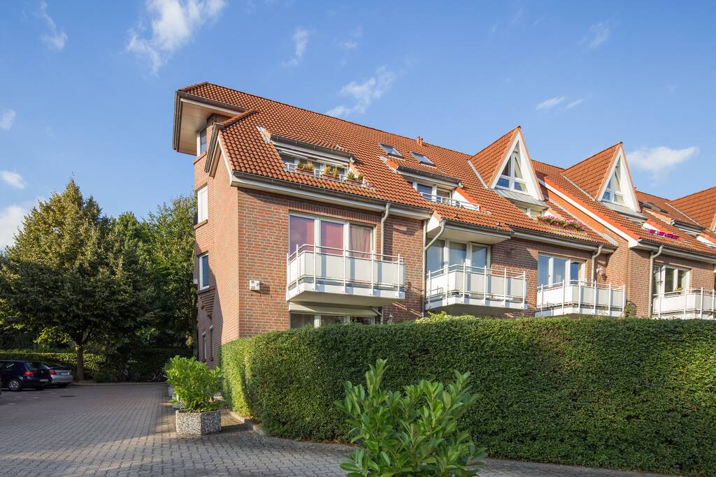 Die 3-Zimmerwohnung befindet sich im Erdgeschoß mit eigenem Eingang und eigener Terrasse / verdeckt und geschützt hinter eine Hecke
