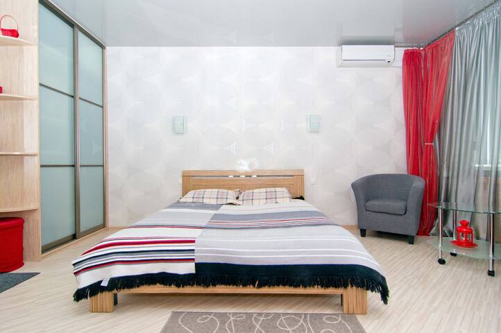 Яркая квартира-студия в центре.