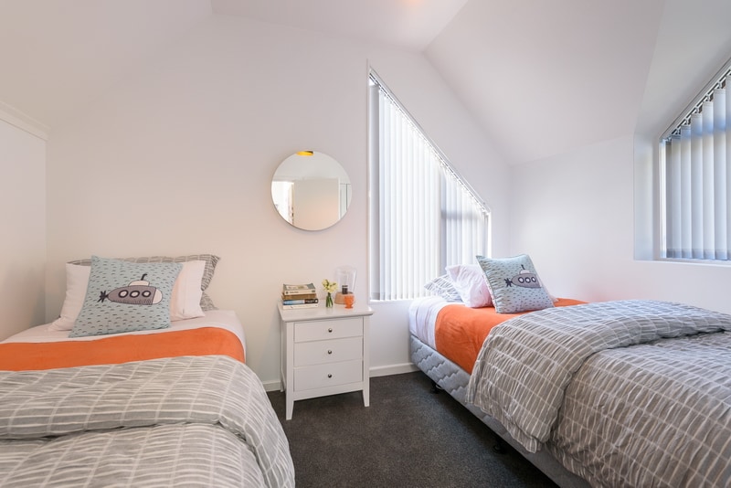 جنة بسرير فردي كبير - سريران فرديان فاخران.

لا يتم تضمين العناصر الموجودة بجانب السرير ، بعيدًا عن الإضاءة.  على الرغم من أنه يمكن العثور على الكتب في الطابق السفلي في خزانة تلفزيون الصالة.