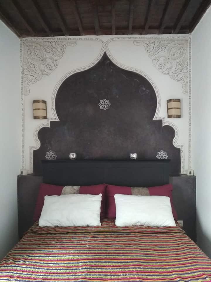 غرفة أرجوانية كبيرة. 160 سريرًا ومريحًا جدًا مثل جميع الآخرين .