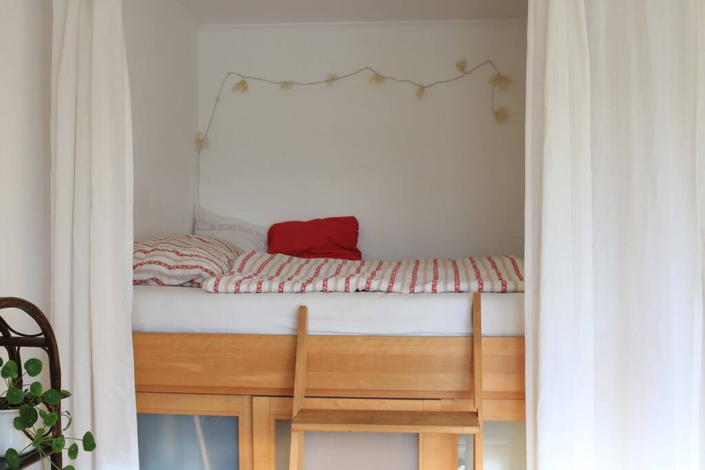Sehr gemütliches Himmelbett. Wenn man die Vorhänge zuzieht ist es wie ein abgetrennter Raum / Beautiful canopy bed with curtains to seperate the room