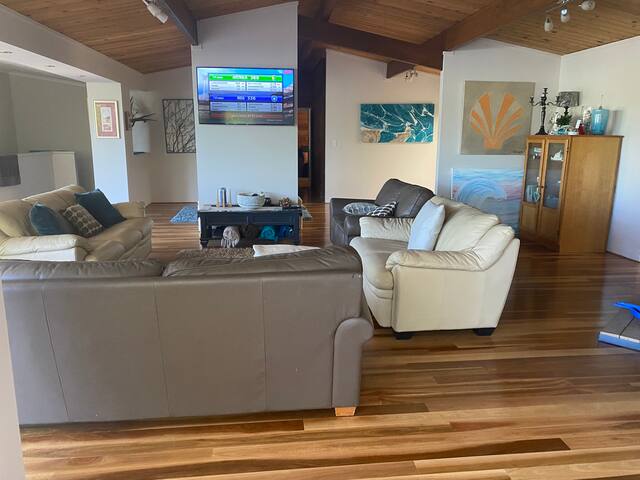 Spectacular Eagle Bay family home gallery image 5