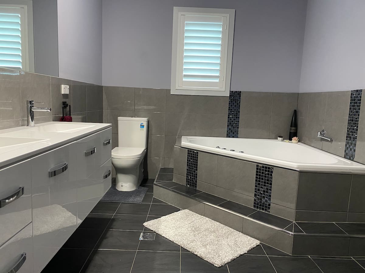 Cosy 4 Bedroom Home with Spa Quiet Location, photo 12