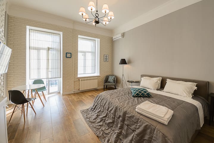 Modern street view studio apartment ID189