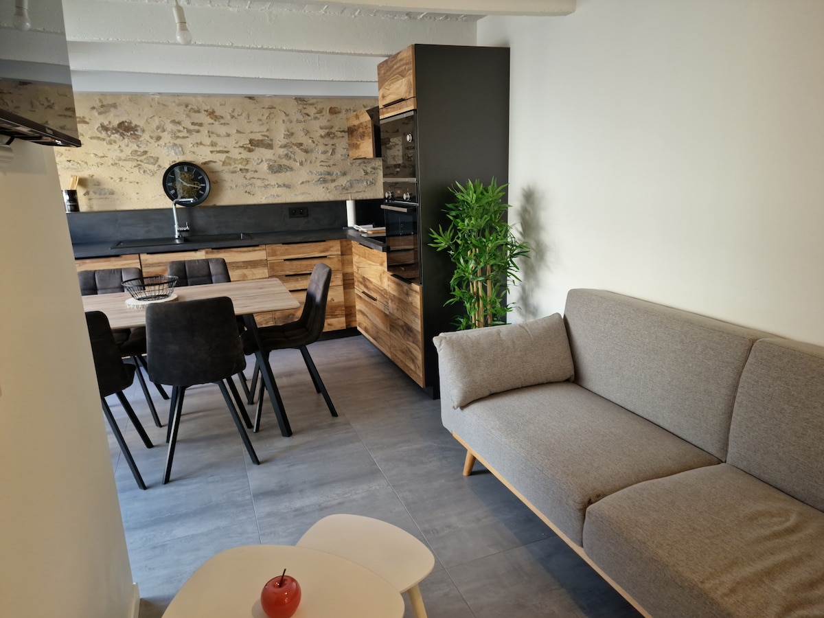 Top performing Airbnb: * Léo's house * near the station and shops/terrace in Les Sables D'olonne