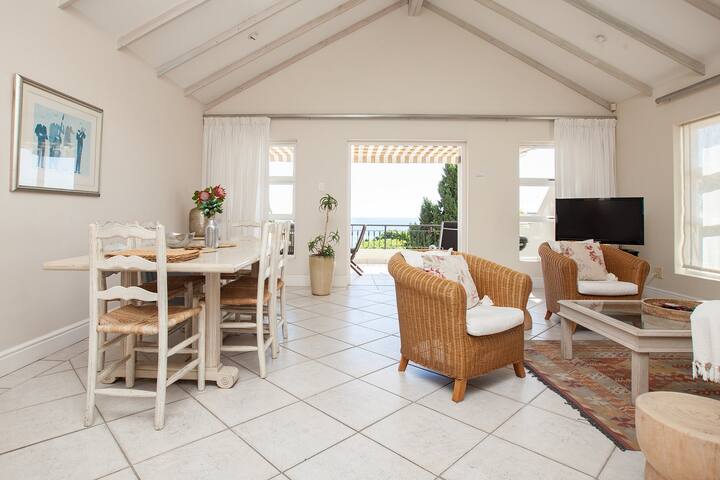 Top Floor Apt – 3 mins walk to beach gallery image 4