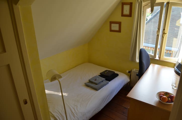 Budget bedroom near Schiphol WiFi