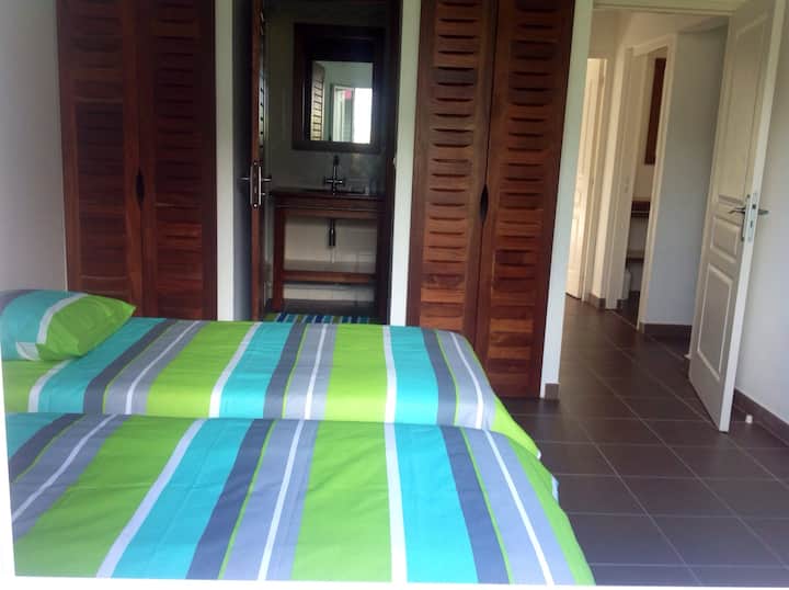 Chumba cha kulala cha kwanza kilicho na bafu na choo