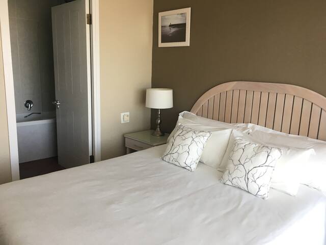 Leisure Bay Suites – family friendly, on the beach gallery image 4