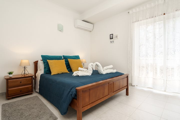 Bedroom (1) with a double bed, a closet of spacious drawers and a bright and sunny balcony (1st floor).