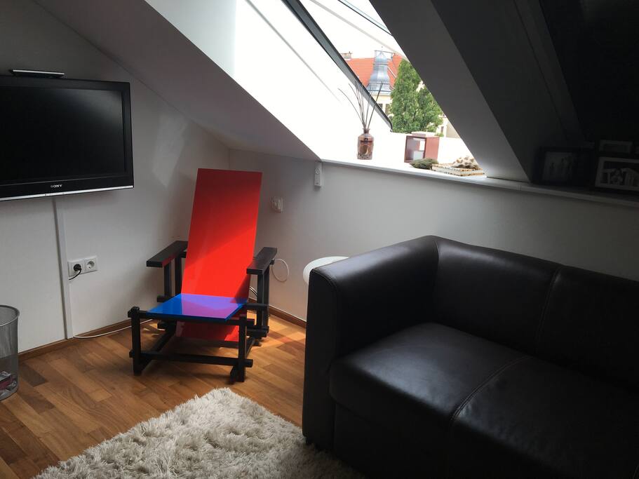 Guestroom, bed and hopper windows