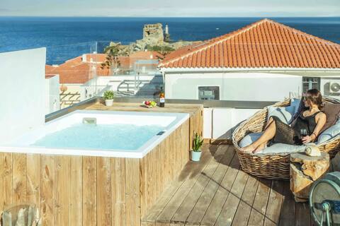 Luxurious, Top-Floor, Hot Tub Suite in Andros Town