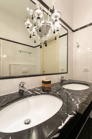 Historic 14th century Luxury Apartment gallery image 2