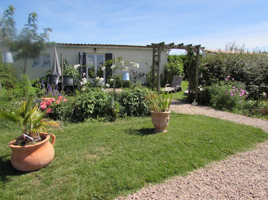 le cottage et son jardin fleuri