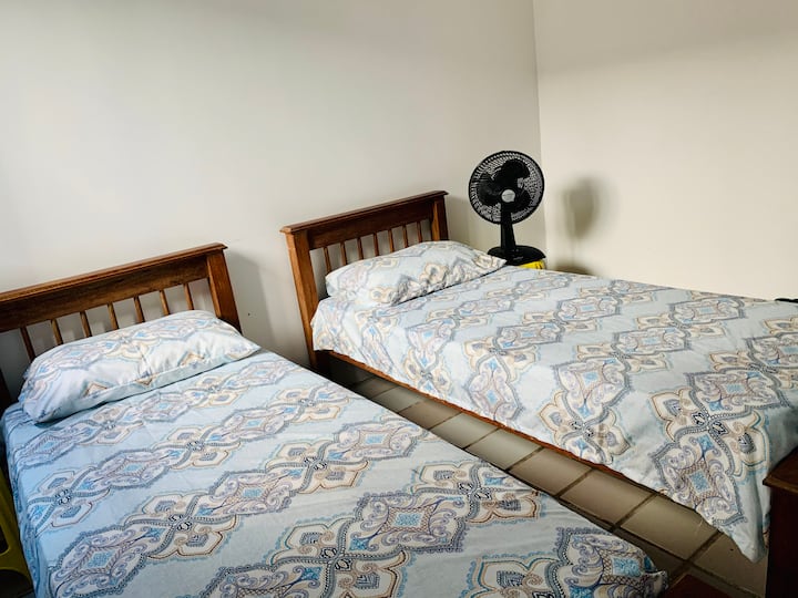 Спалня 2 - Две единични легла +
Матрак + 
закачалка+
климатик