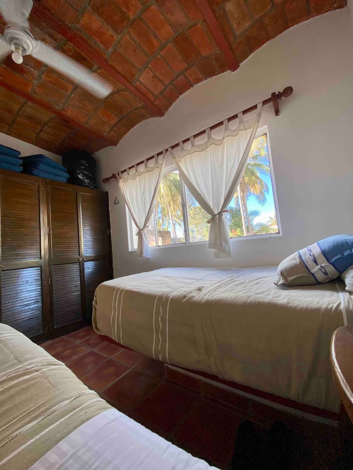 חדר 2 עם מיטה זוגית ורווק , חלון