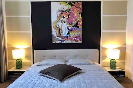 Cozy private room in South Beach