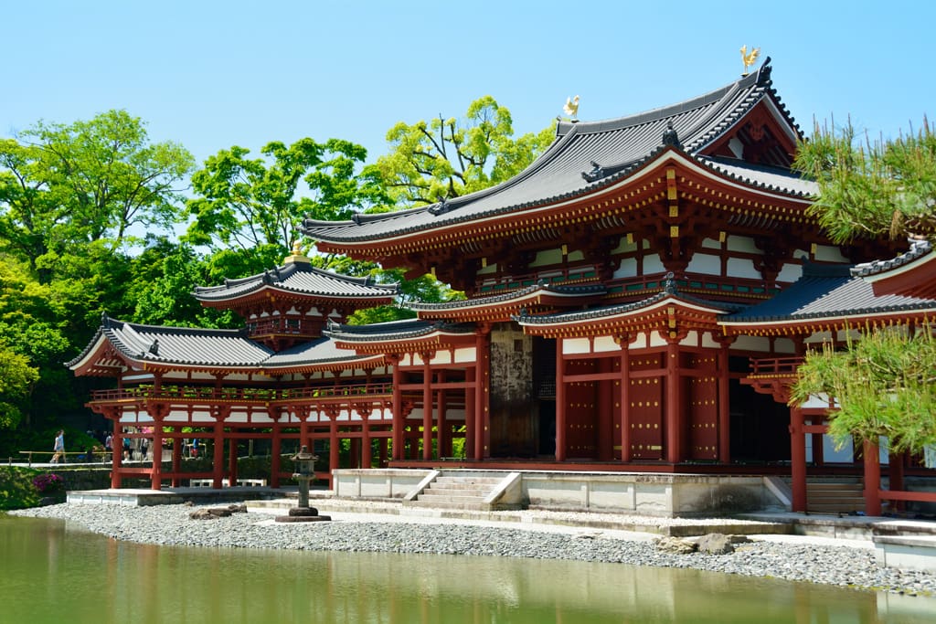 This is Byodo-in drawn on a Japanese coin 10 yen coin. I can walk to see it.