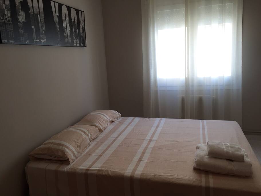 Cama de matrimonio, 2 armarios, ventana, muy luminosa