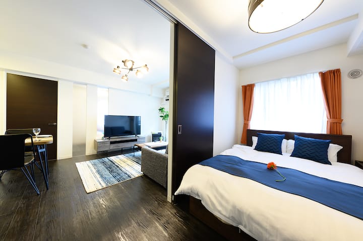 La chambre est à côté du salon 
Il y a une chambre à côté du salon♪