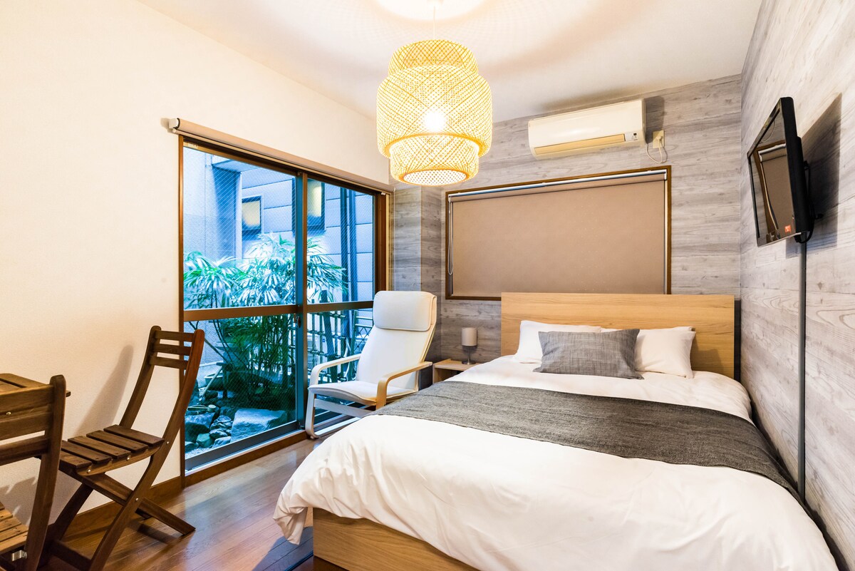 Spavaća soba s pogledom na japanski vrt