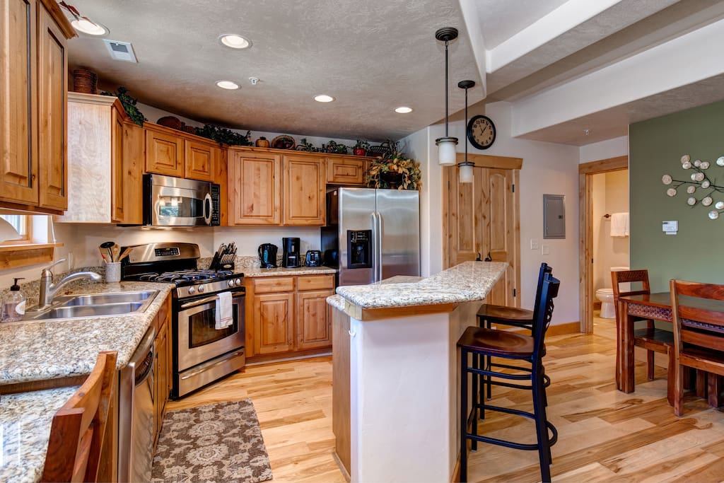 Fully equipped kitchen
Granite counter tops and stainless appliances.