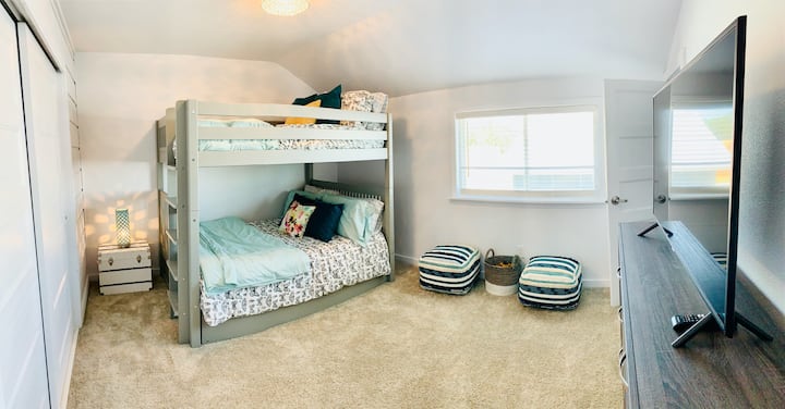 Საძინებელი 2 (ზემოთ) უკავშირდება აბაზანას ჯეკისა და ჯილის კონფიგურაციაში