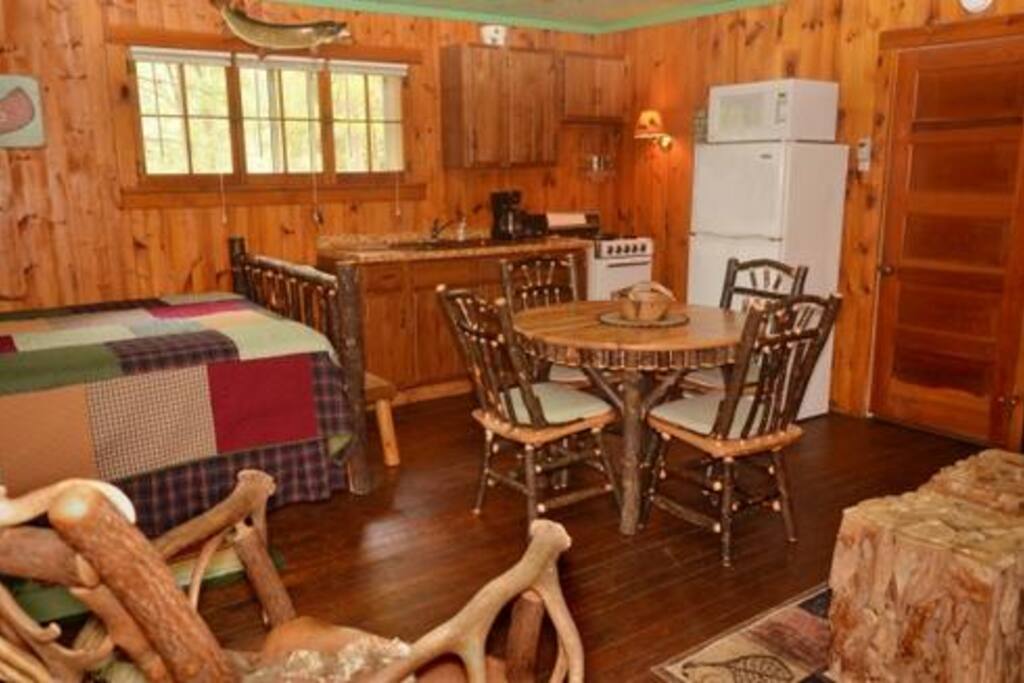 Queen bed, full kitchen
