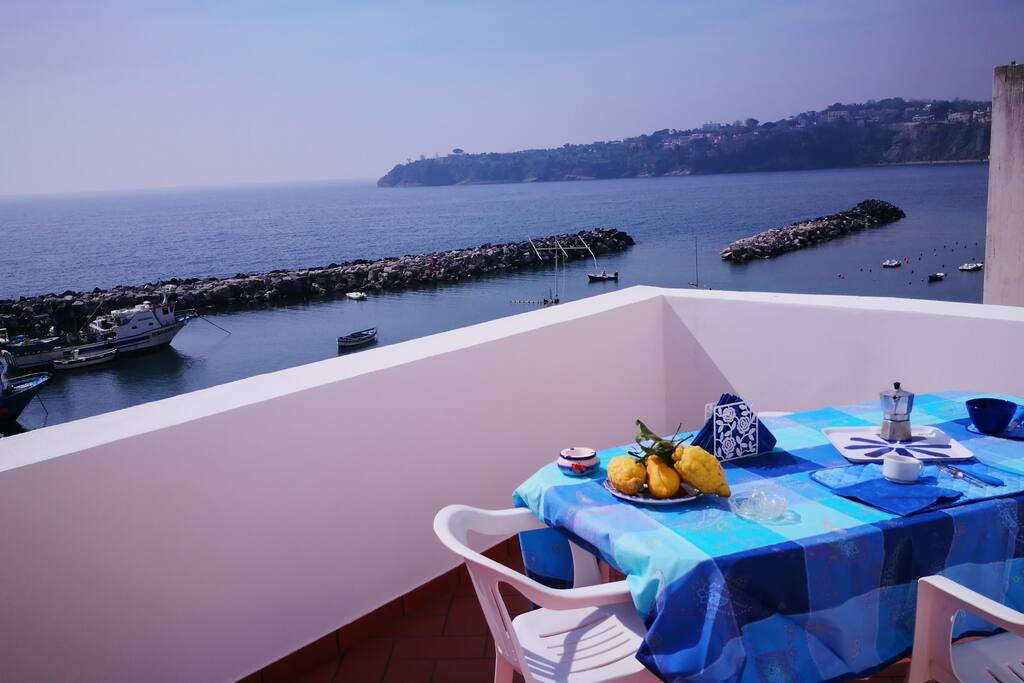 Procida è bellissima e rilassante, e poter soggiornare in una casa come quella di Filomena, che affaccia sulla Corricella godendone del paesaggio e della vitalità, è stato fantastico. Ci ritorneremo volentieri.
***** Francesco